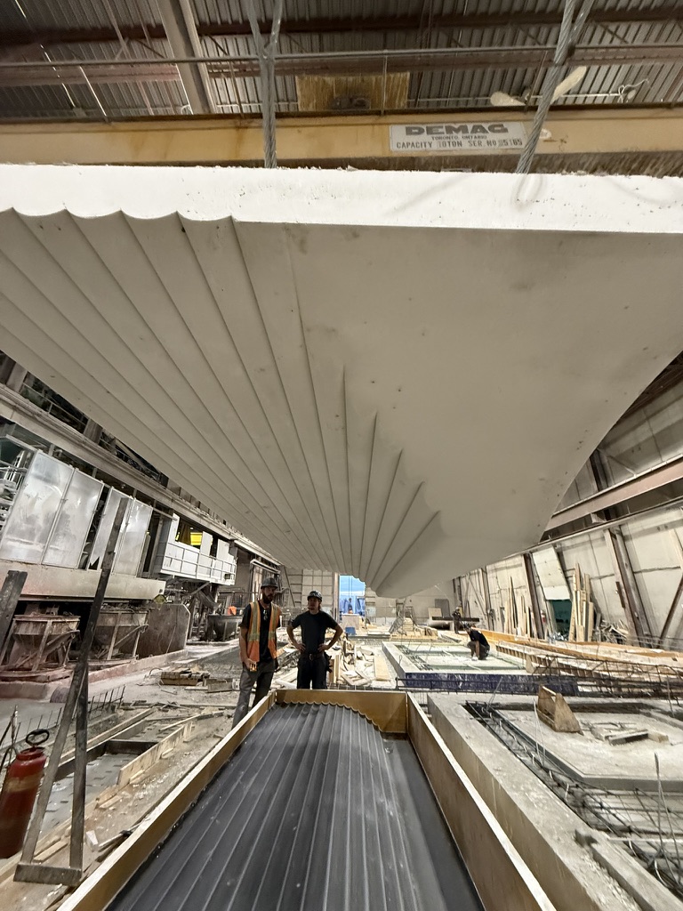 Fluted fan panel lift