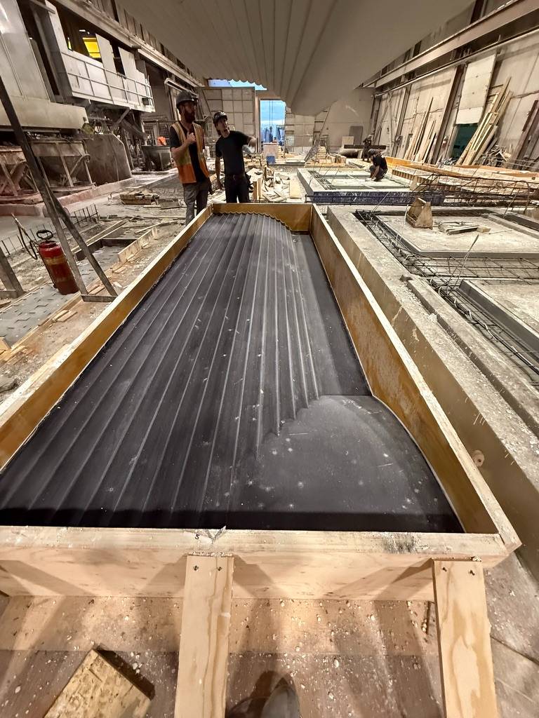 Fluted mold on the casting bed